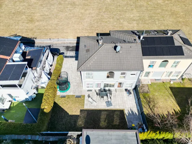 Exklusives Mehrfamilienhaus mit zwei Wohneinheiten, großzügigen Terrassen und Alpenblick - Titelbild