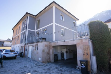 Exklusives Mehrfamilienhaus mit zwei Wohneinheiten, großzügigen Terrassen und Alpenblick
