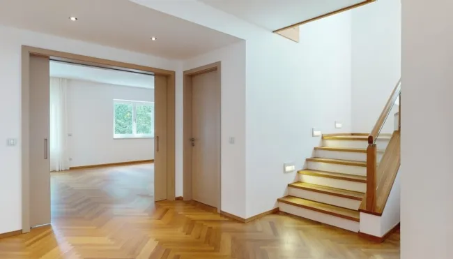 Vorraum mit Blick in den Wohnraum