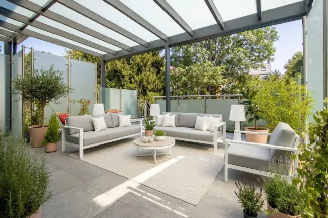 Terrasse mit Möblierungsvorschlag KI