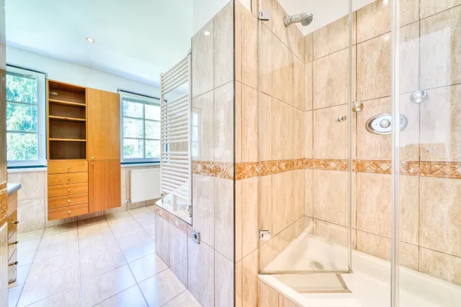 En Suite Bad zu Schlafzimmer 1