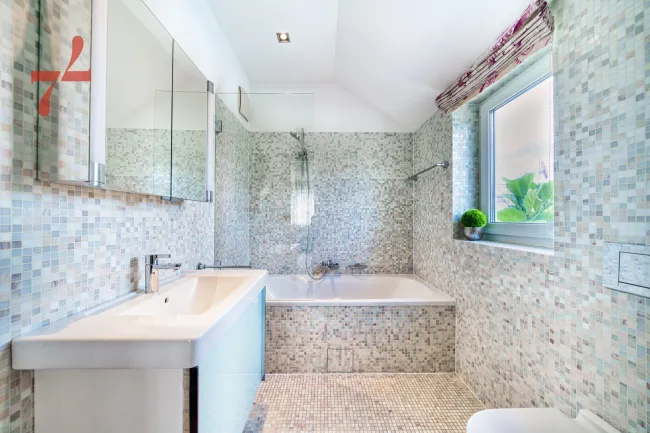 En Suite Bathroom to Room 2