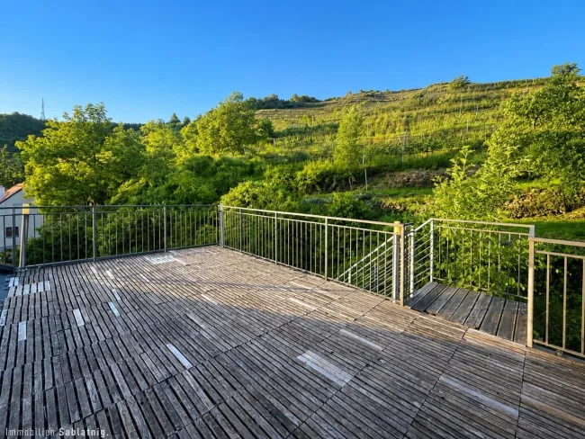Charmante 2-Zi-Wohnung in Imbach mit Terrasse, Garage & moderner Einbauküche! - Titelbild
