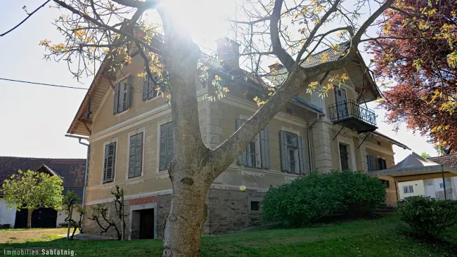 CHARMANTES HERRENHAUS