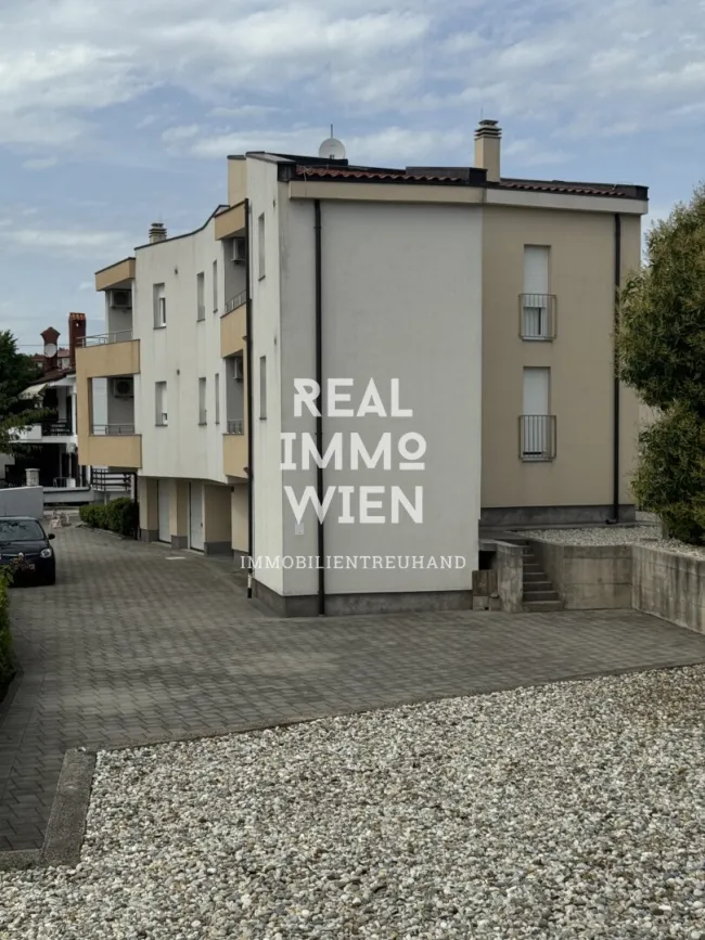 Exklusives Mehrfamilienhaus mit 4 modernen Wohneinheiten und Meerblick – zu verkaufen - Titelbild