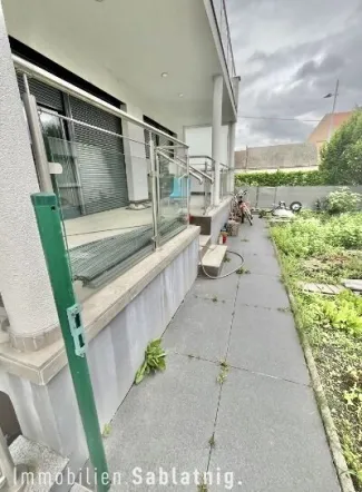 Wohnoase in Moosbrunn: Gepflegtes Haus mit Garten, Pool und mehreren Terrassen! - Bild