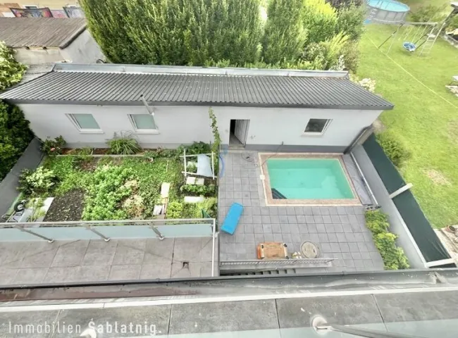 Wohnoase in Moosbrunn: Gepflegtes Haus mit Garten, Pool und mehreren Terrassen! - Bild