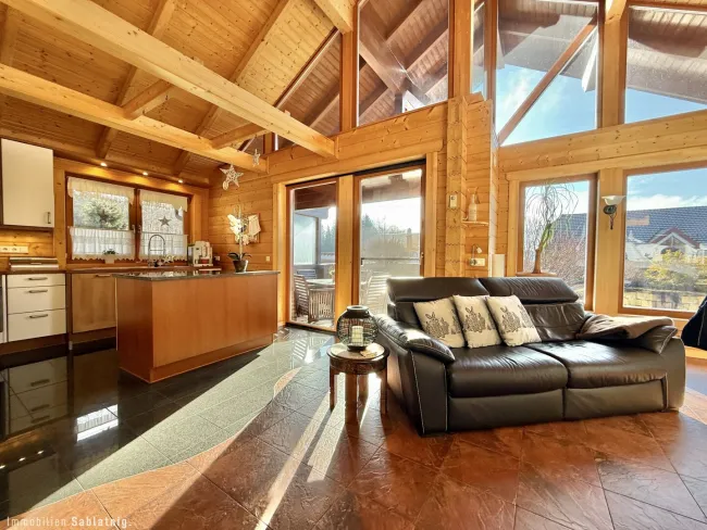 TRAUMHOLZHAUS – Stilvolles Wohnen mit Galerie-Schlafzimmer und malerischer Aussicht - Bild