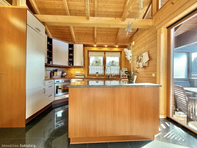 TRAUMHOLZHAUS – Stilvolles Wohnen mit Galerie-Schlafzimmer und malerischer Aussicht - Bild