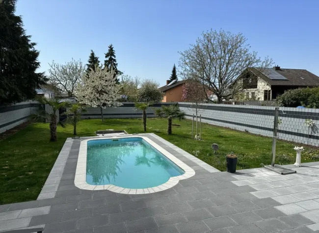 Exklusiver Bungalow mit Swimmingpool & ausgebautem Wohnkeller in Kapellerfeld - Titelbild