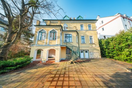 Altbauvilla mit Terrasse & Garten