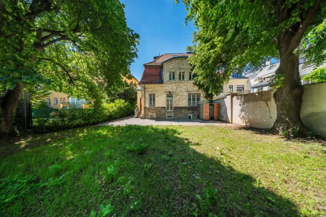 Exklusive Villa mit Garten & Parkblick - Bild