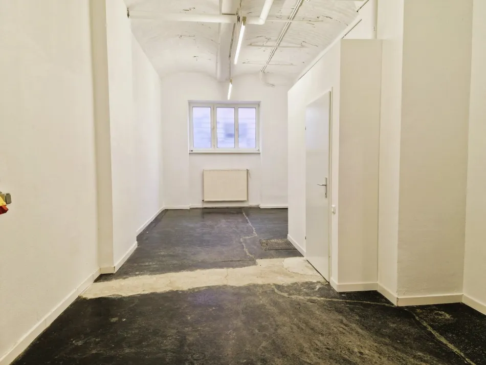 Fläche im Erdgeschoss | Büro | Lager - Bild