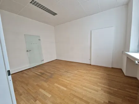 Fläche im Erdgeschoss | Büro | Lager