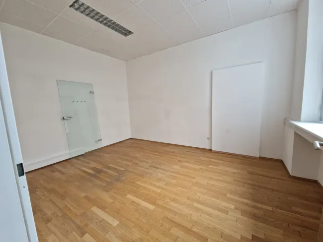 Fläche im Erdgeschoss | Büro | Lager - Bild