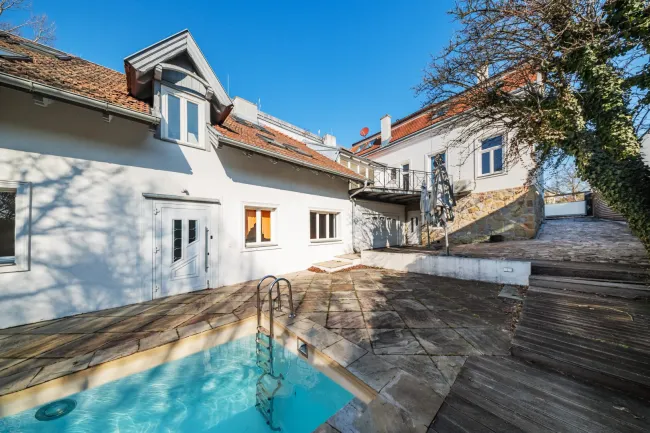 Gründerzeitvilla mit Erweiterungsbau & Pool - Titelbild