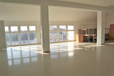 Dachgeschoss in Bürohaus | Unbefristet