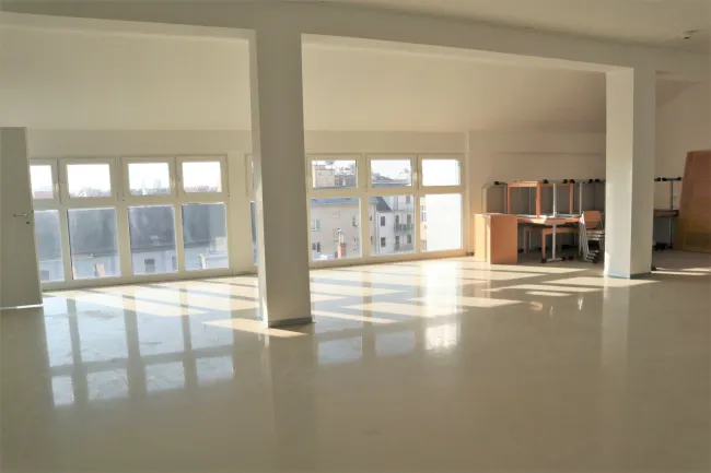 Dachgeschoss in Bürohaus | Unbefristet - Titelbild