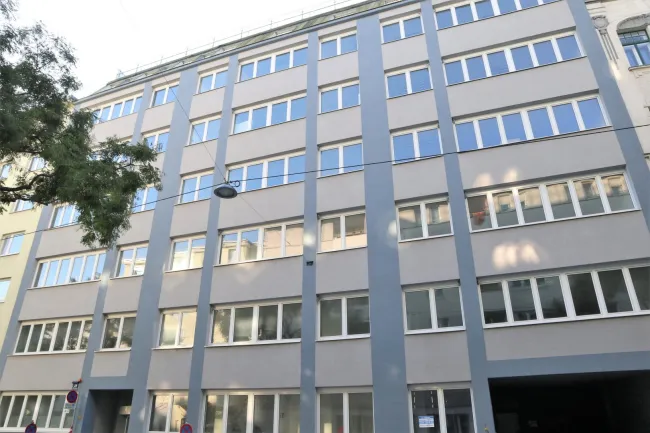 Dachgeschoss in Bürohaus | Unbefristet - Bild