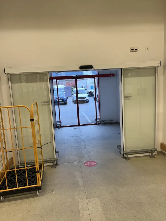 Großzügige Gewerbefläche im Erdgeschoss - Bild