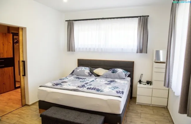 Zimmer mit Schrankraum
