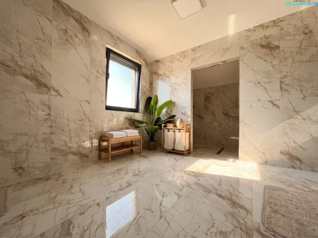 Großes Badezimmer
