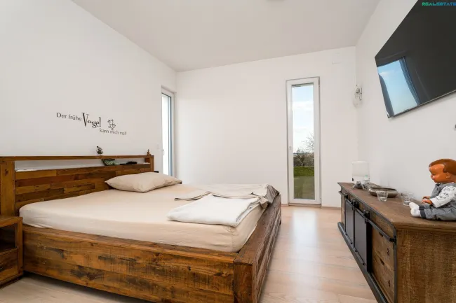 Schlafzimmer 1