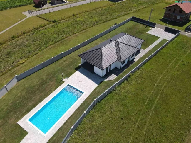 Haus mit Pool & kleinem Nebengebäude am Fluss - Titelbild