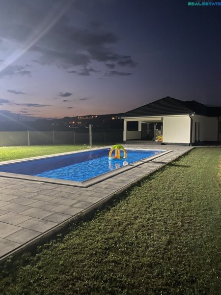 Haus mit Pool & kleinem Nebengebäude am Fluss