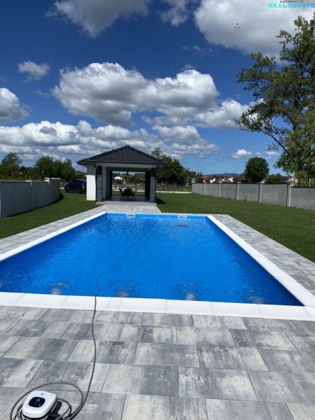 Haus mit Pool & kleinem Nebengebäude am Fluss
