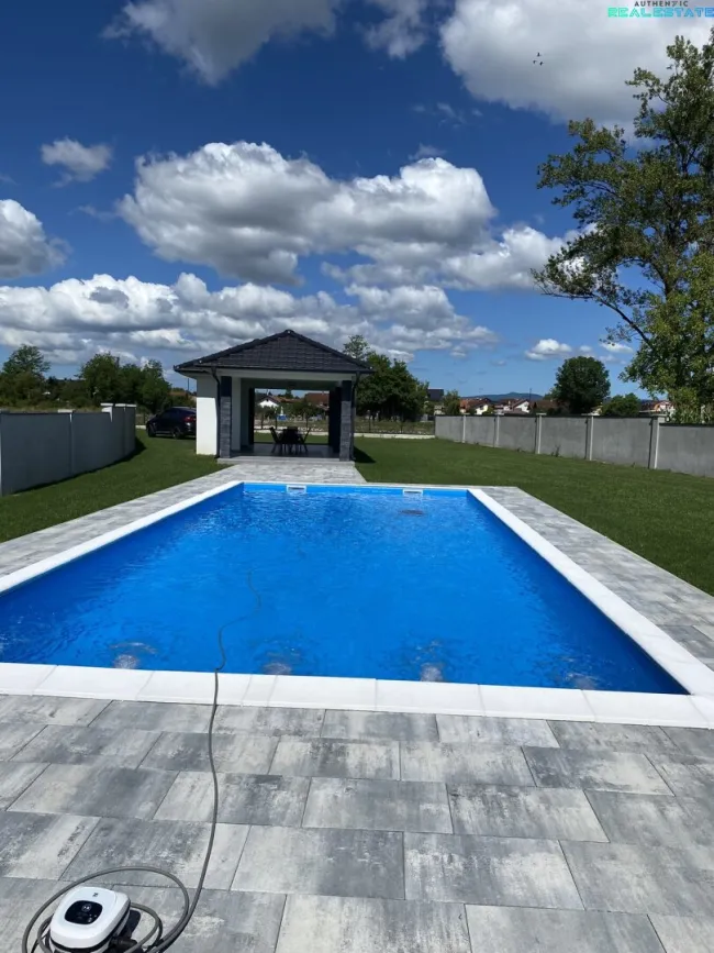 Haus mit Pool & kleinem Nebengebäude am Fluss - Bild