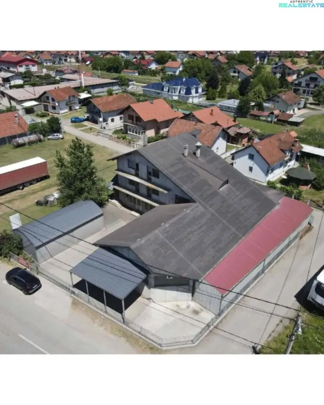 Vielseitiges Wohn- und Gewerbeobjekt mit Halle, Büros und zwei Wohnungen in Trn bei Laktaši - Titelbild