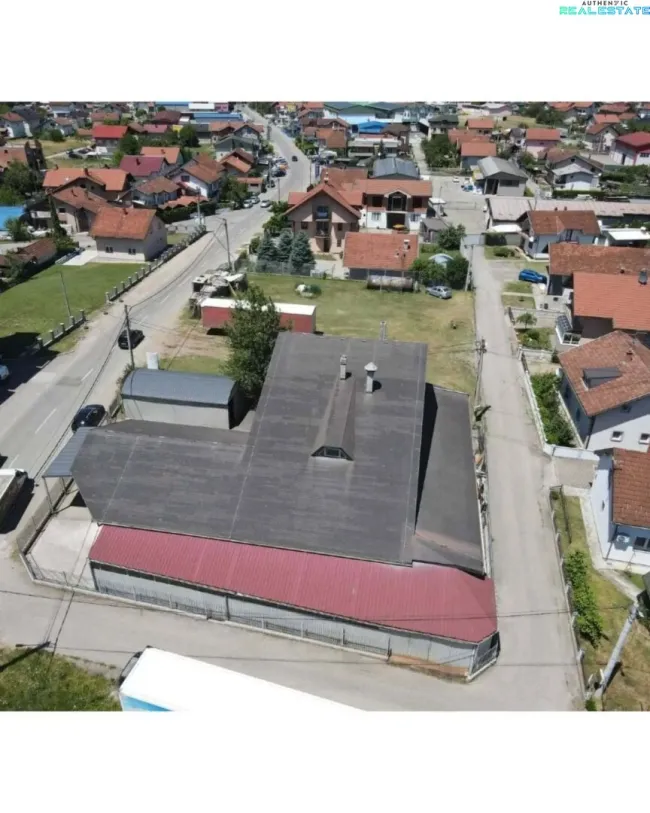 Vielseitiges Wohn- und Gewerbeobjekt mit Halle, Büros und zwei Wohnungen in Trn bei Laktaši - Bild
