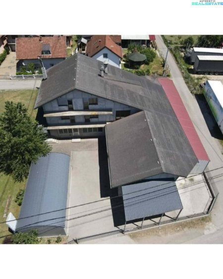 Vielseitiges Wohn- und Gewerbeobjekt mit Halle, Büros und zwei Wohnungen in Trn bei Laktaši