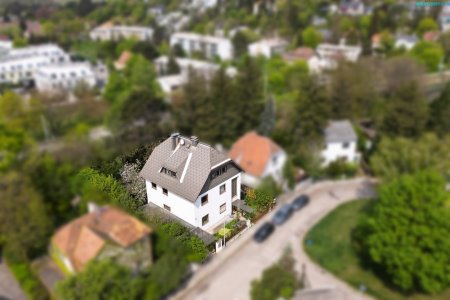 Charakterhaus mit großem Entwicklungspotenzial in begehrter Grünlage im Süden Wiens