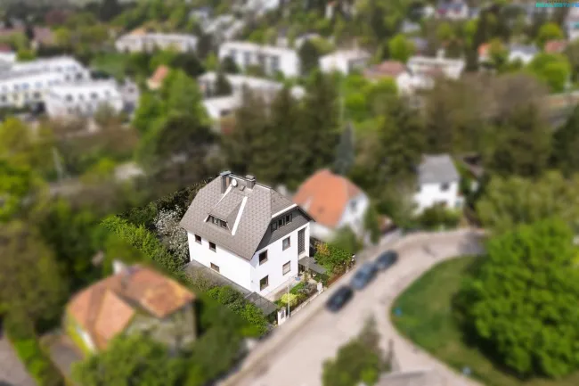 Charakterhaus mit großem Entwicklungspotenzial in begehrter Grünlage im Süden Wiens - Titelbild
