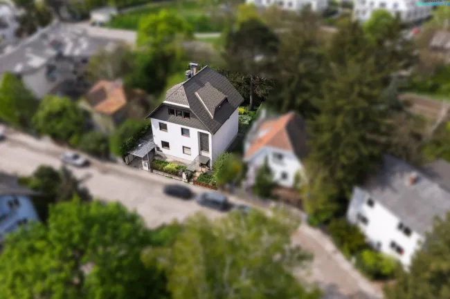 Charakterhaus mit großem Entwicklungspotenzial in begehrter Grünlage im Süden Wiens - Bild