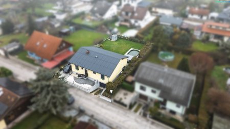 Stilvolles Einfamilienhaus mit hochwertiger Ausstattung, Pool & Smart-Garden in Sollenau