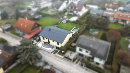 Stilvolles Einfamilienhaus mit hochwertiger Ausstattung, Pool & Smart-Garden in Sollenau