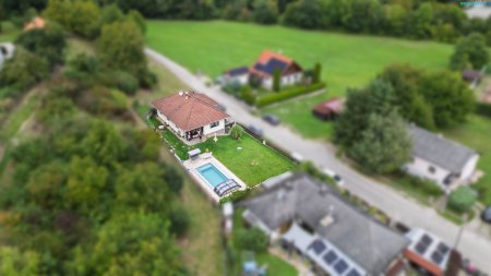 Traumhaus mit Pool und großem Garten in ruhiger Lage – perfekt für Familien!