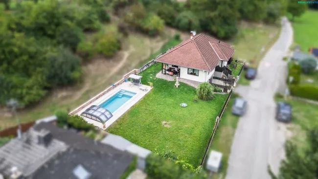 Traumhaus mit Pool und großem Garten in ruhiger Lage – perfekt für Familien! - Titelbild