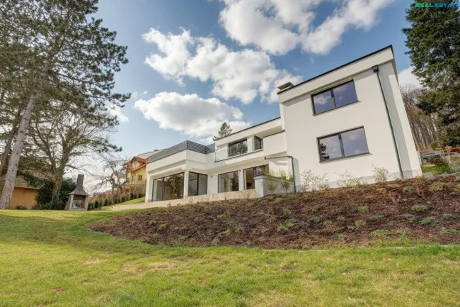 Wohnen mitten im Grünen und nahe der Stadt - Erstbezug Villa mit Indoorpool - Bild