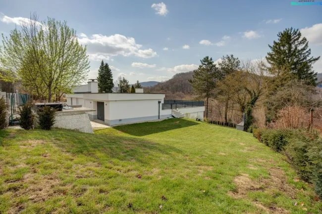 Wohnen mitten im Grünen und nahe der Stadt - Erstbezug Villa mit Indoorpool - Titelbild