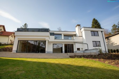 Wohnen mitten im Grünen und nahe der Stadt - Erstbezug Villa mit Indoorpool