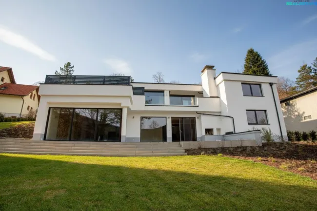 Wohnen mitten im Grünen und nahe der Stadt - Erstbezug Villa mit Indoorpool - Bild