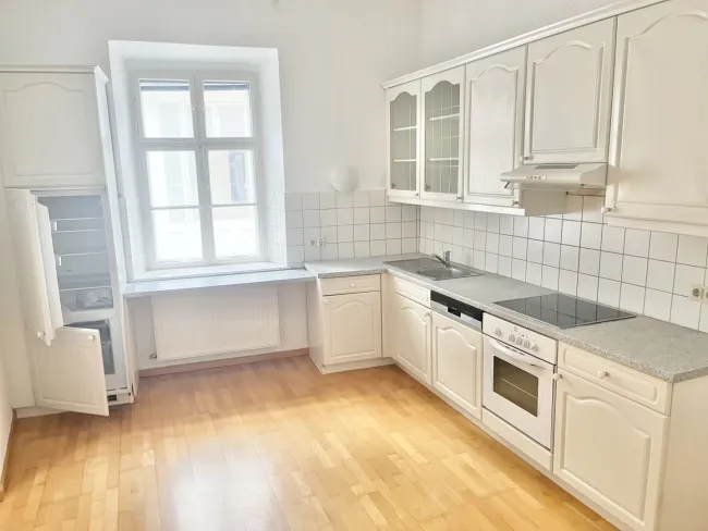 Charmante 2-Zimmer-Altbauwohnung mit Gewölbedecken und großzügigem Wohnbereich in zentraler Lage von Perchtoldsdorf - Bild