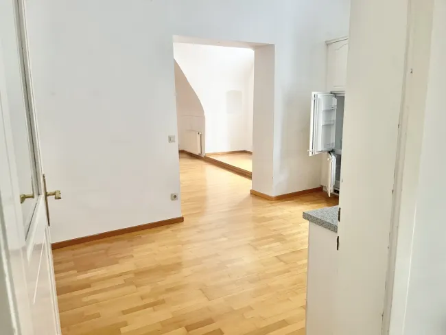 Charmante 2-Zimmer-Altbauwohnung mit Gewölbedecken und großzügigem Wohnbereich in zentraler Lage von Perchtoldsdorf - Titelbild