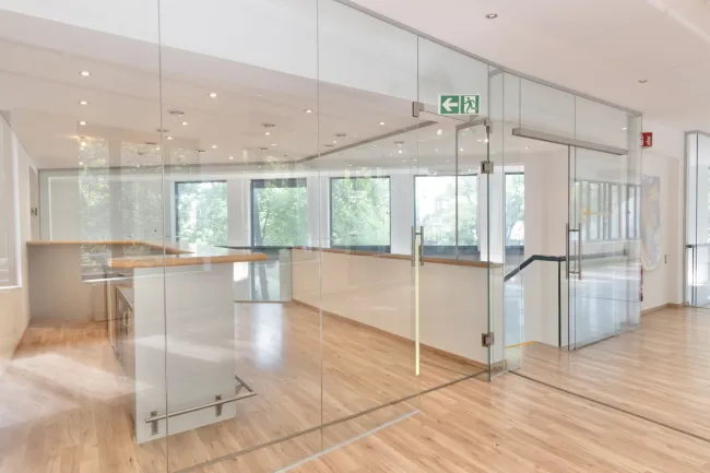 Büro im Gewerbepark - Moderne Flächen mit Tiefgarage und Außenflächen - Bild