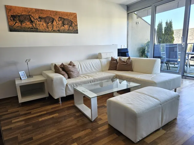 gemütliche Wohnlandschaft mit Ausgang zur Terrasse