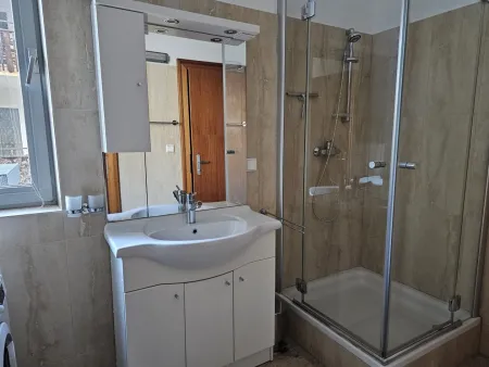 EG-Bad mit Dusche und Fenster